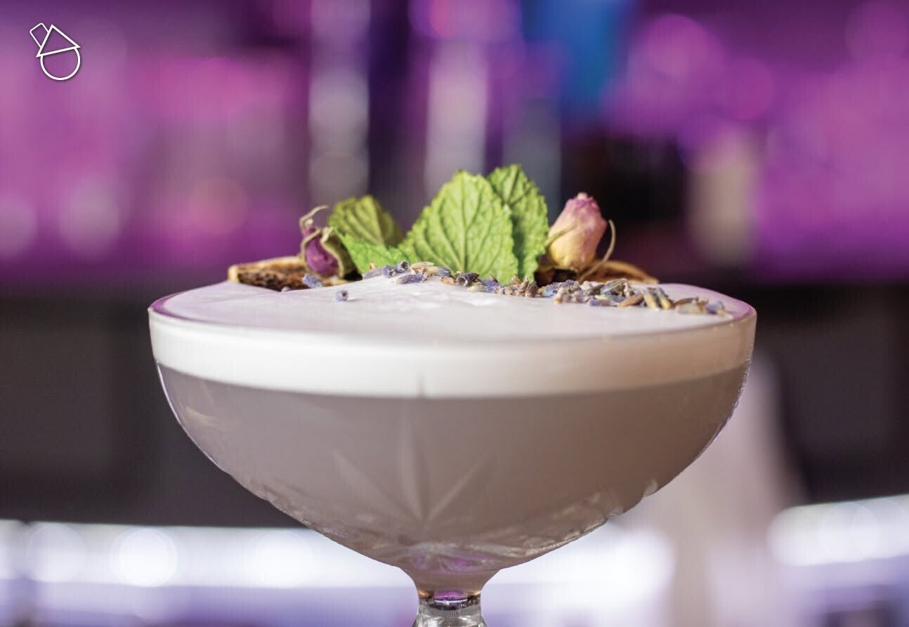 Cocktail crémeux garni de menthe fraîche, création W&Co CHR Business Coaching