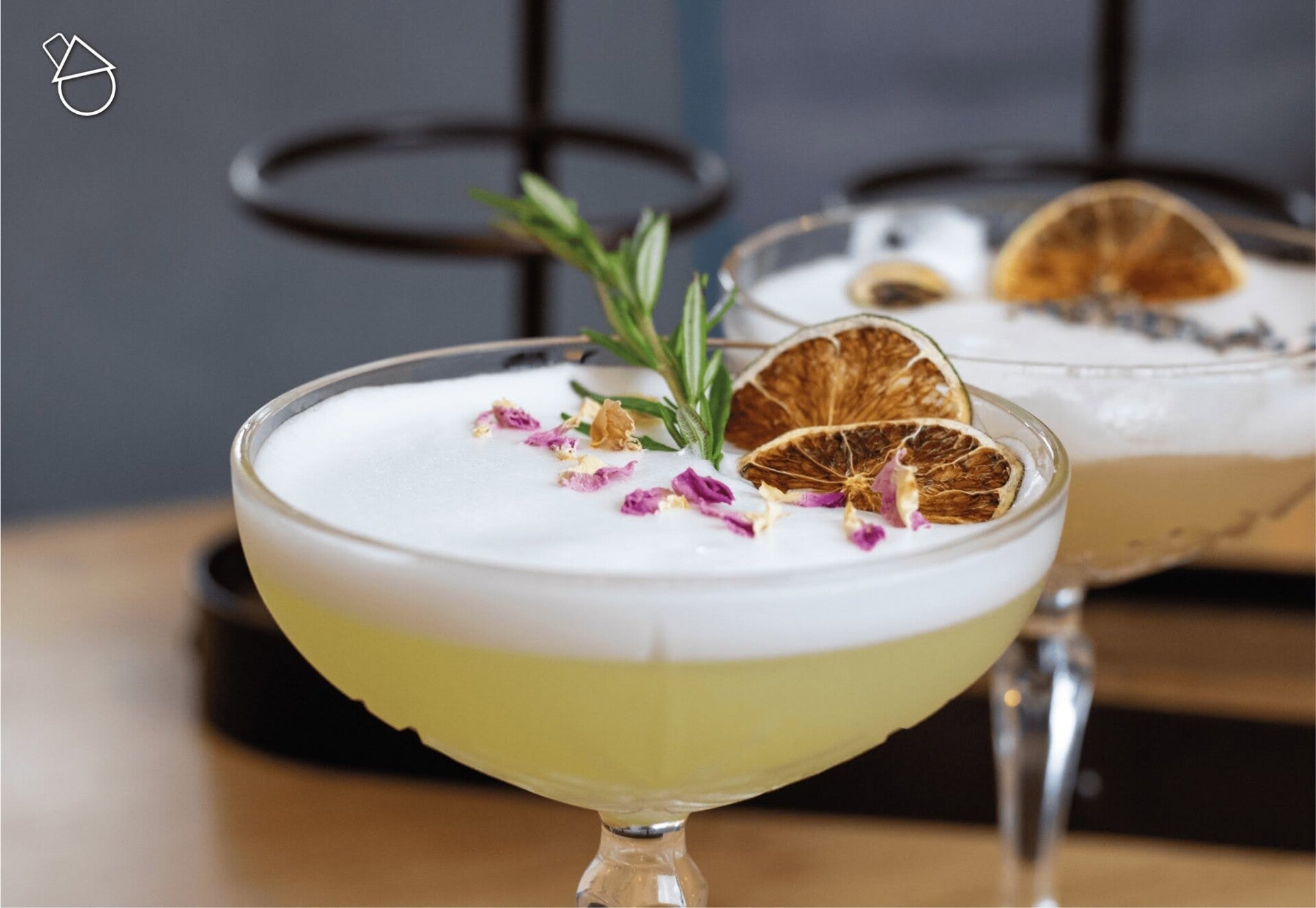 Cocktail floral avec pétales roses et tranche d'agrume, création W&Co CHR Business Coaching