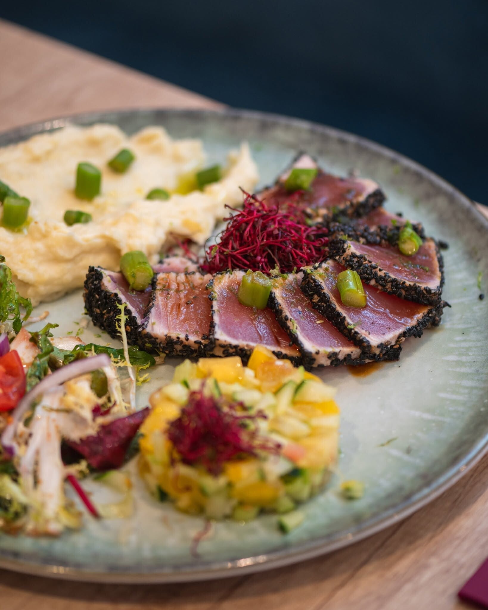 Tataki de thon rouge snacké aux graines de sésame noir, assiette complète - réalisation W&Co Business Coaching