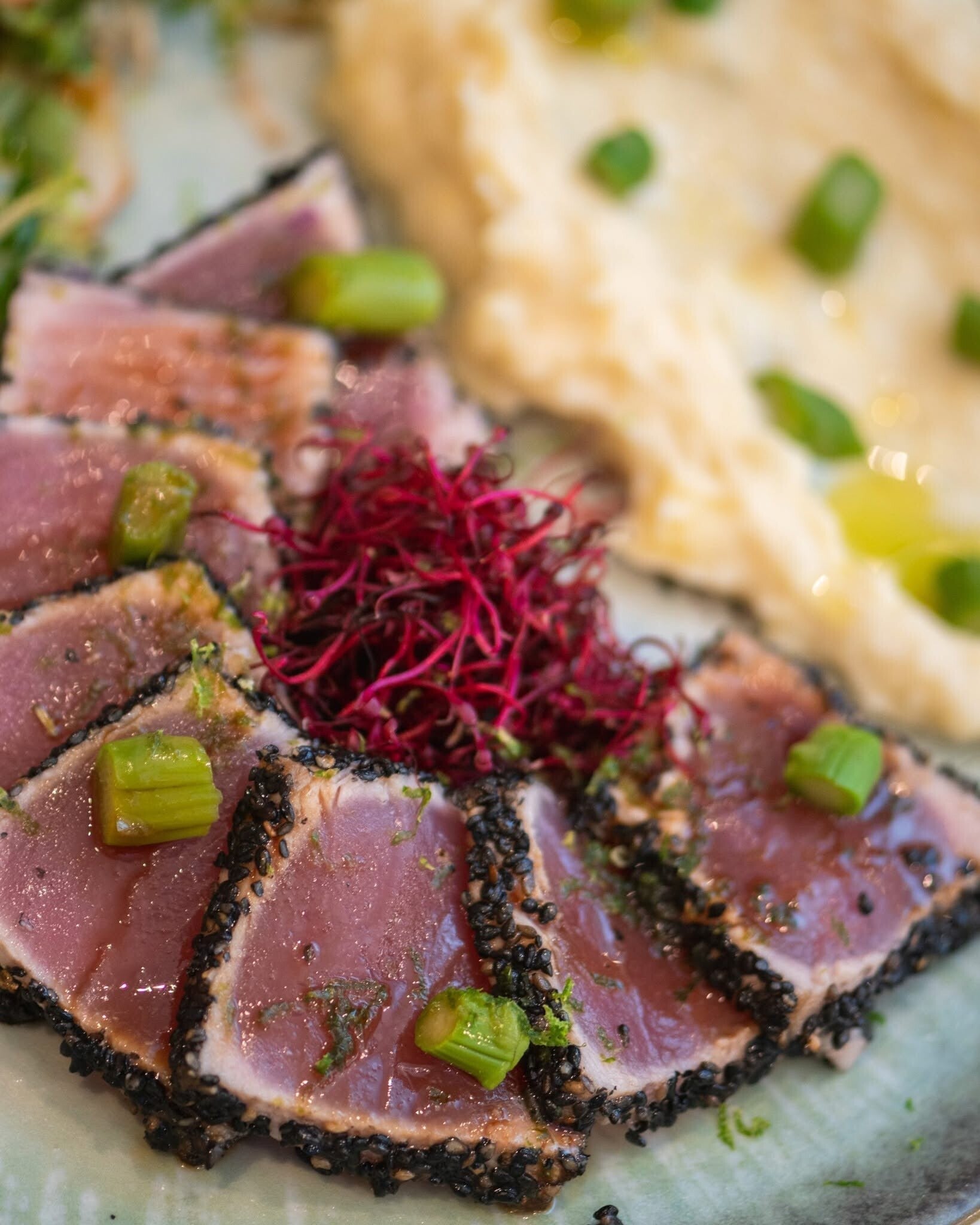 Gros plan tranches de tataki de thon rouge au sésame noir - réalisation W&Co Business Coaching