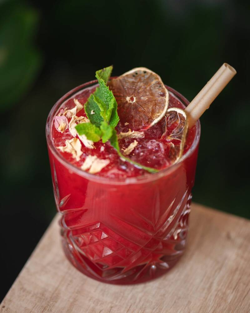 Cocktail rouge aux fruits avec bâton de cannelle, création W&Co CHR Business Coaching