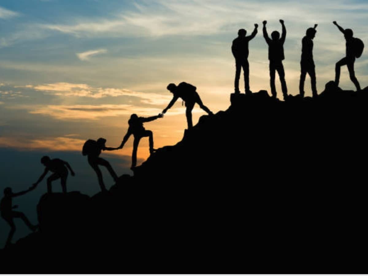 Silhouette d'équipe s'entraidant en montagne - illustration formation et mentoring d'équipe, W&Co Business Coaching