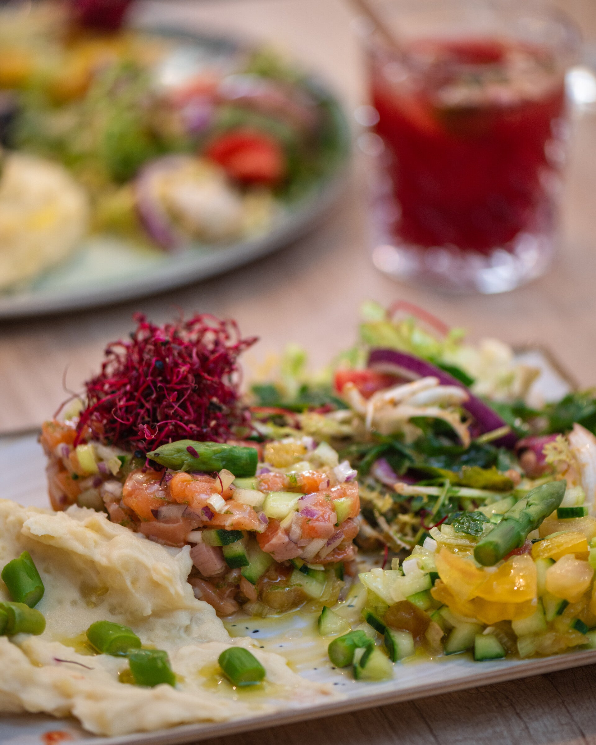 Gros plan tranches de tataki de thon rouge au sésame noir - réalisation W&Co Business Coaching