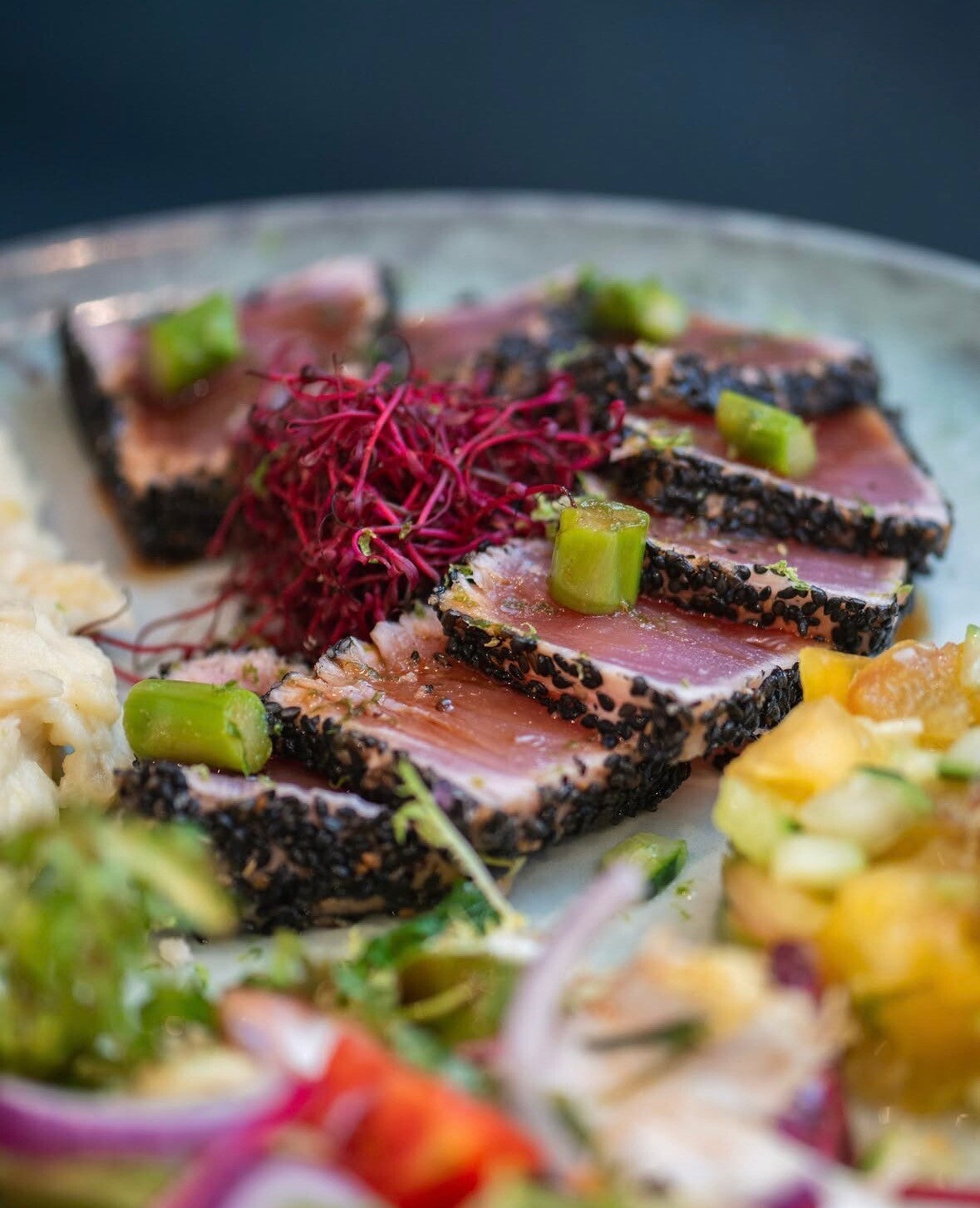 Tataki de thon rouge snacké, plat signature préparé par W&Co Business Coaching, offre Coaching personnalisé