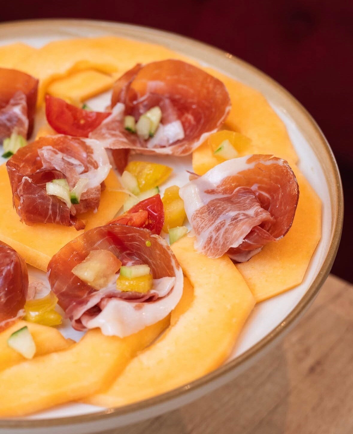 Assiette de jambon ibérique et melon, exemple de plat travaillé par W&Co Business Coaching, offre Développement
