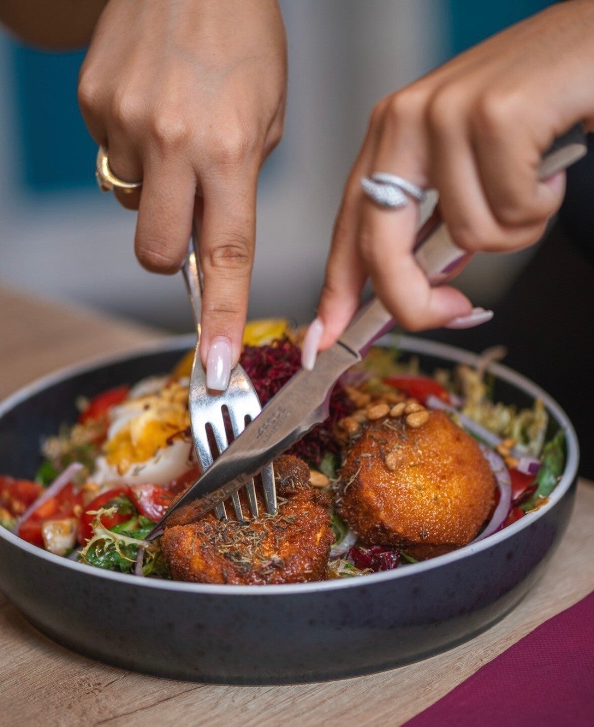 Plat de croquettes de chèvre chaud au miel préparé par W&Co Business CoachingPlat croéttes de chèvre chaud au miel préparé par W&Co Business Coaching