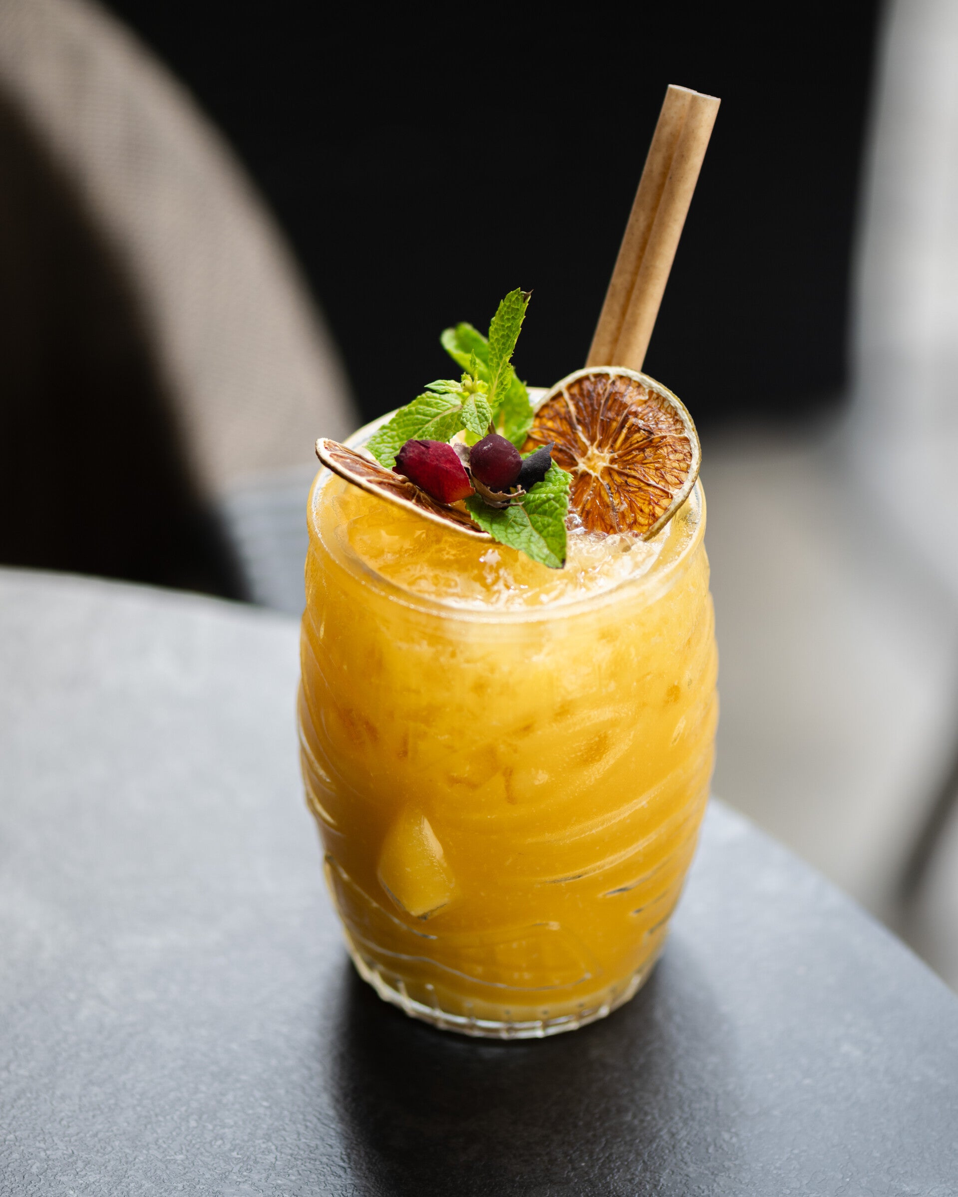 Cocktail orange garni de canneberges et menthe, création W&Co CHR Business Coaching