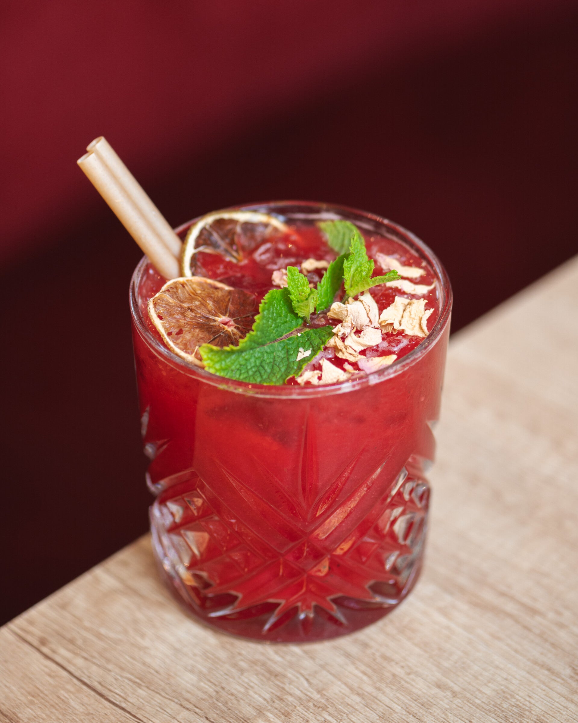 Cocktail signature avec garniture de menthe fraîche, création W&Co CHR Business Coaching