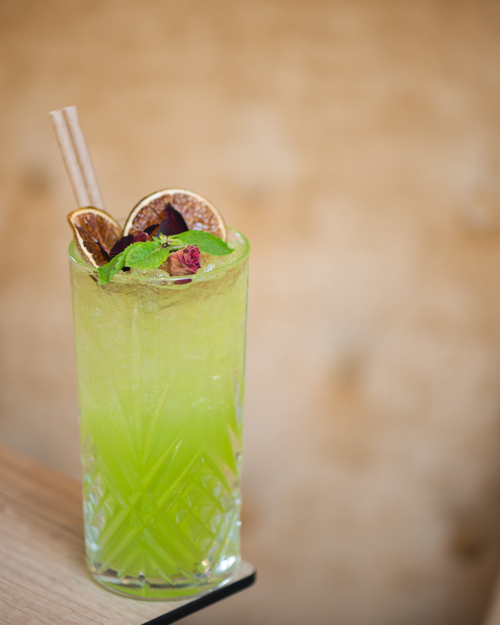 Cocktail rouge aux fruits avec bâton de cannelle, création W&Co CHR Business Coaching