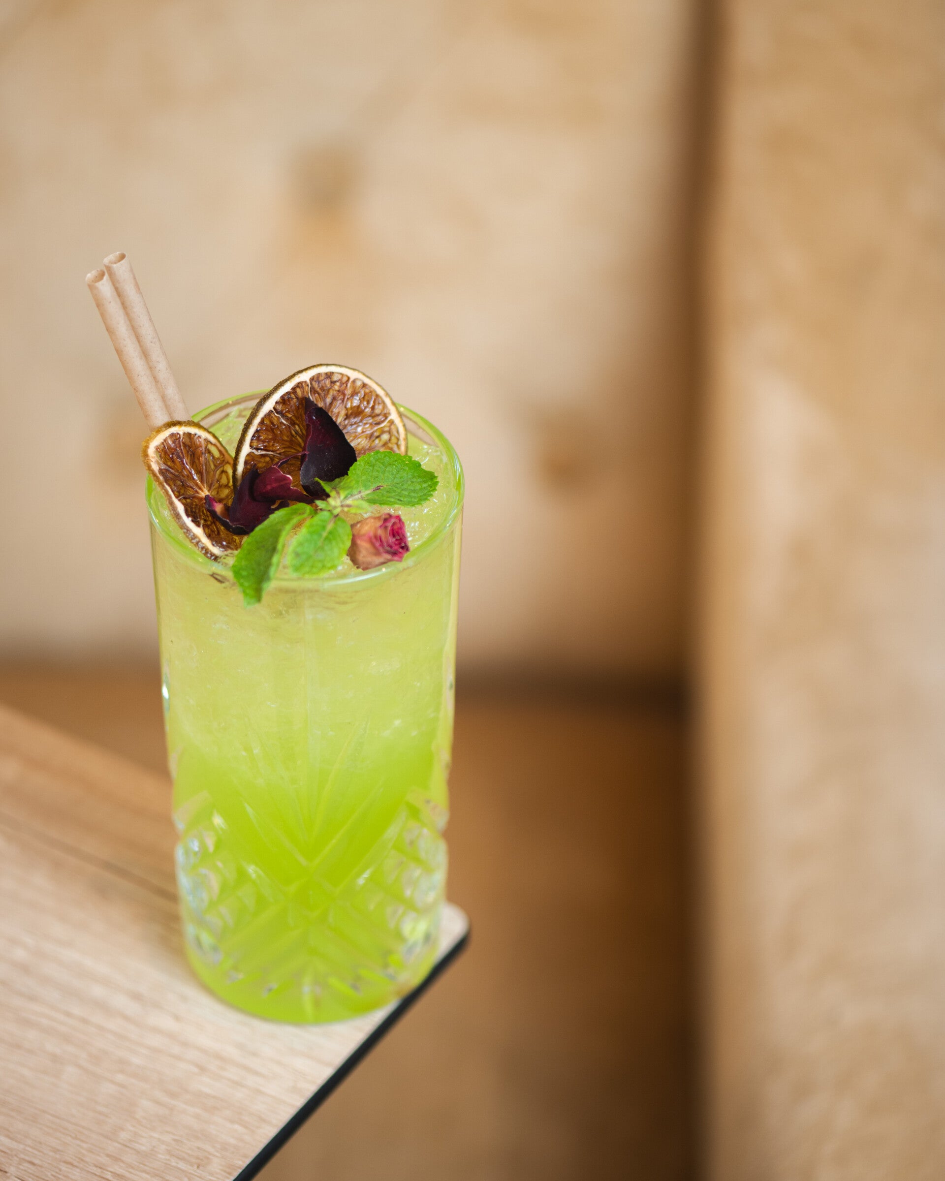 Cocktail au gin avec herbes fraîches et bocaux d'infusion, création W&Co CHR Business Coaching