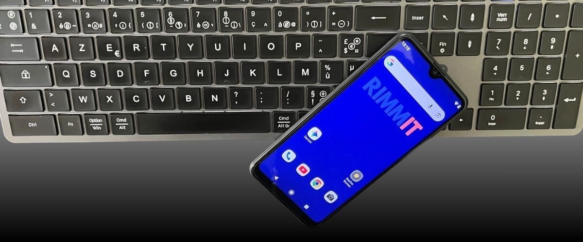 Beafon M6s Plus smartphone Android à double interface posé sur un clavier d’ordinateur