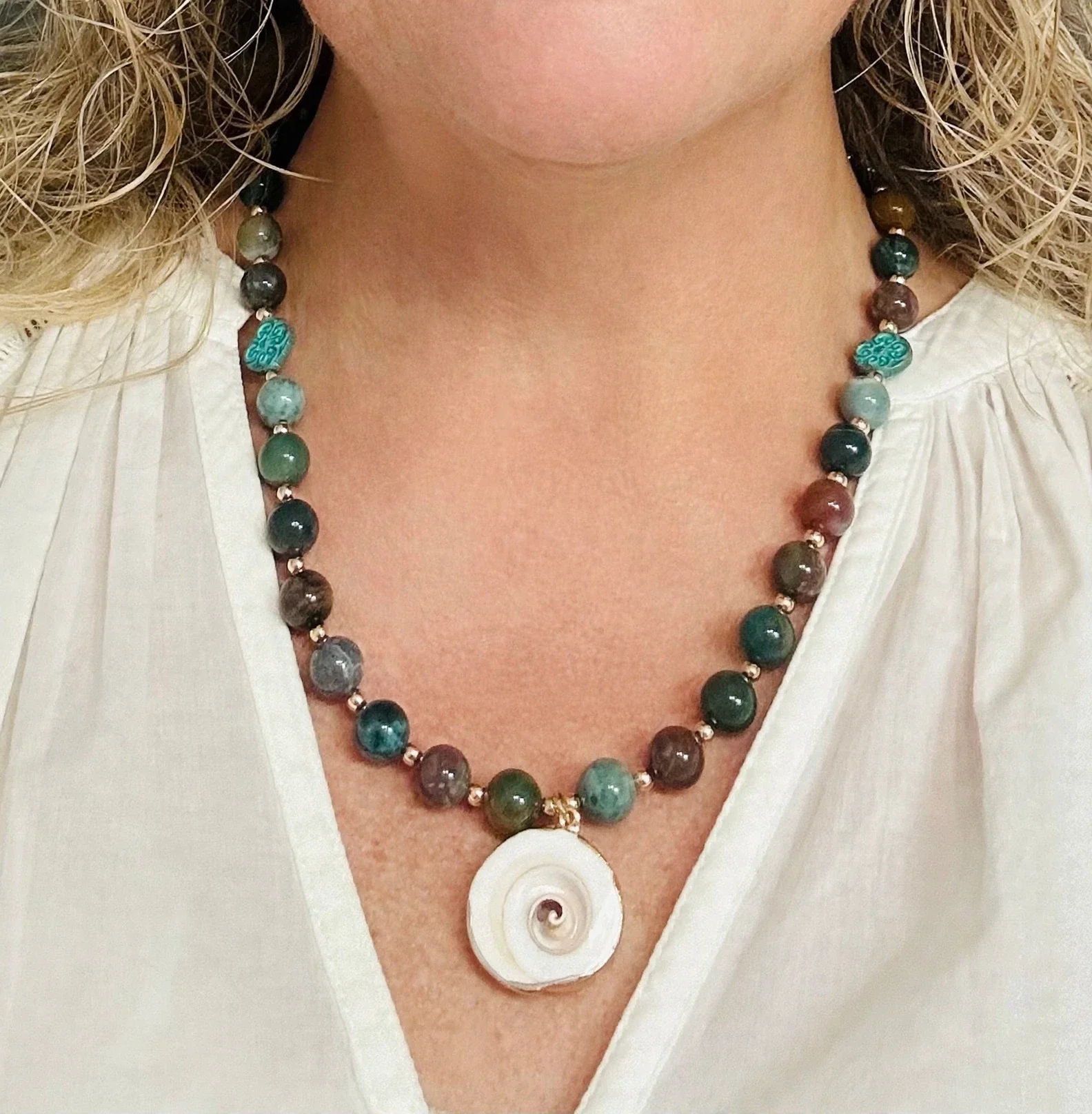 Indian Agate adjustable necklace with conch shell slice pendant