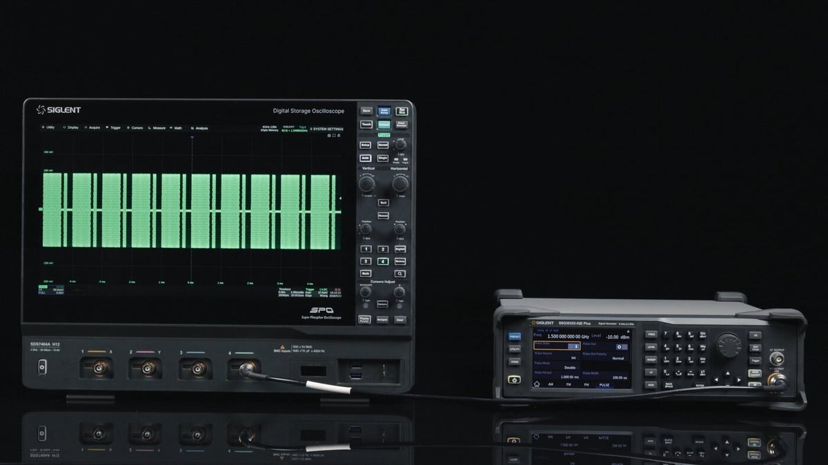 Pulse-modulated carrier from an SSG3032X-IQE Plus captured on a Siglent SDS7404A oscilloscope