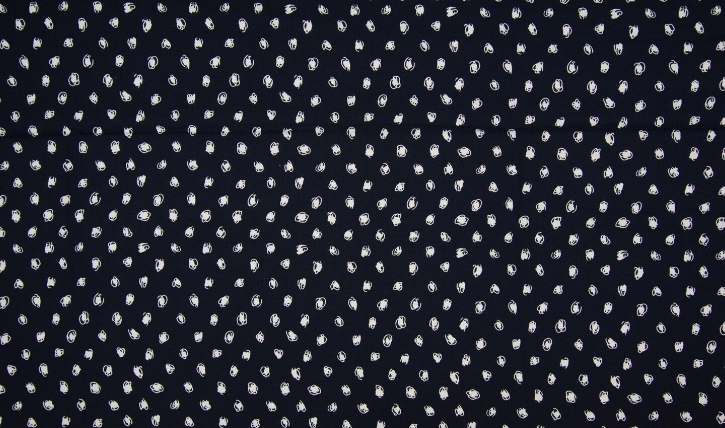 9,98EUR/m Viskose Blusenstoff marine blau mit unregelmäßigen Punkten