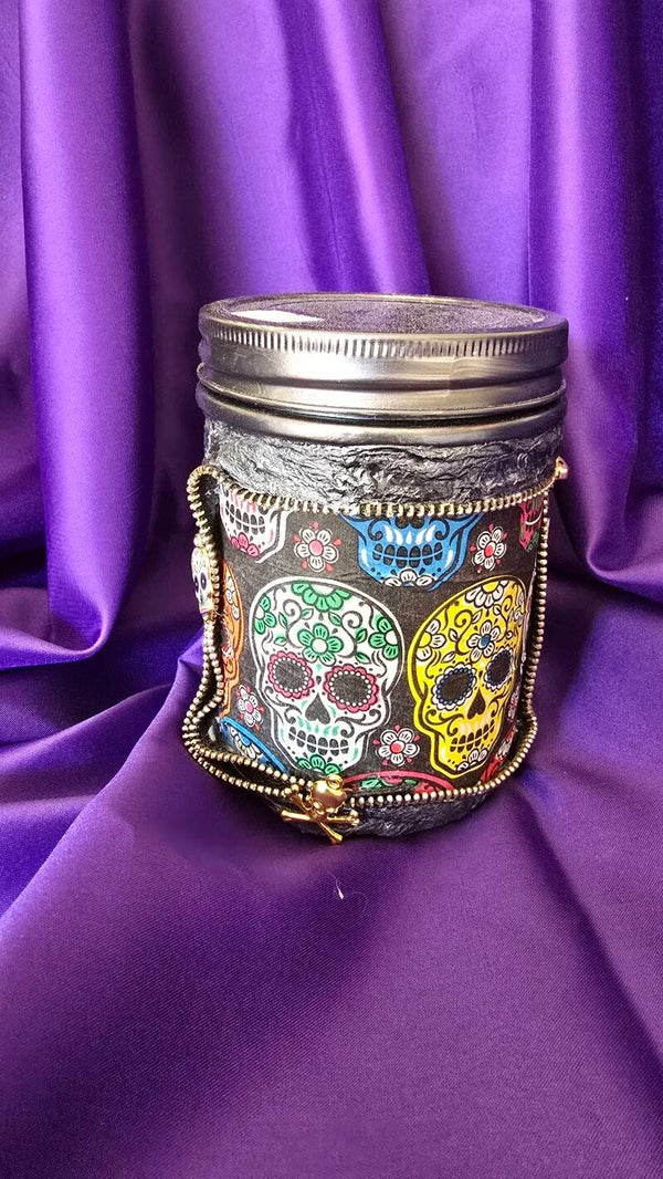 Schraubglas klein mit Totenköpfen