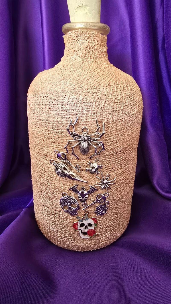 Bauchflasche bandagiert, beige mit Totenköpfen