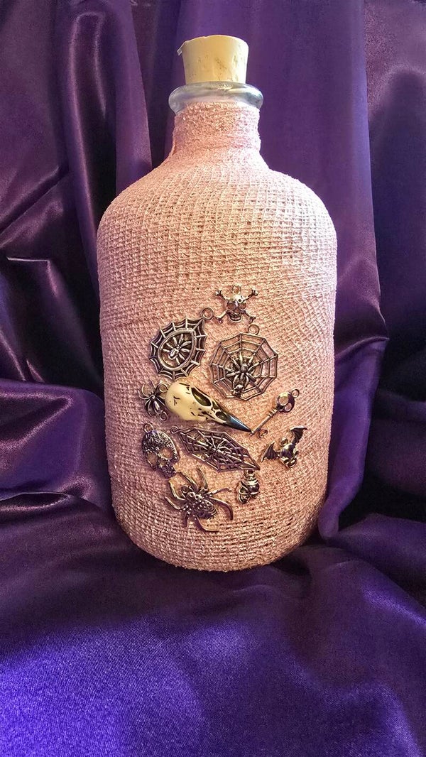 Bauchflasche bandagiert, rosa mit Totenköpfen