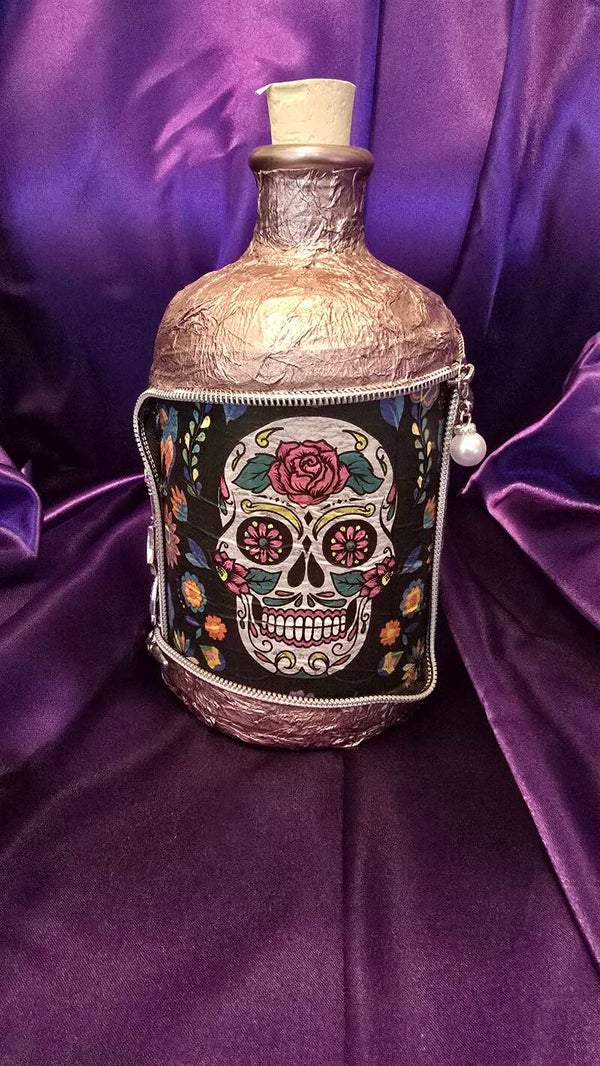 Bauchflasche mit Totenkopf