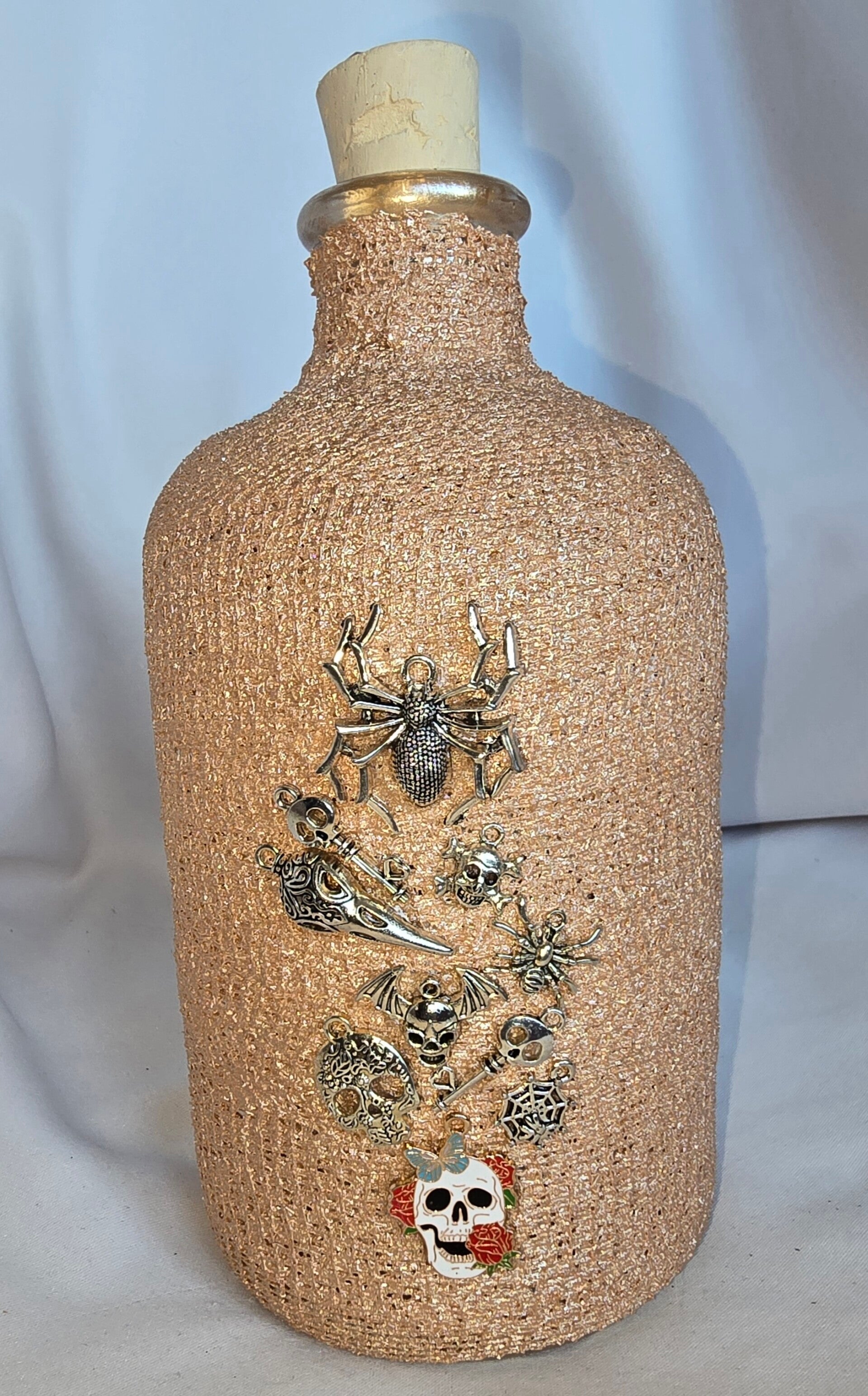 Bauchflasche bandagiert, beige mit Totenköpfen