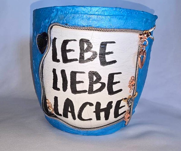 "Lebe, liebe, lache"