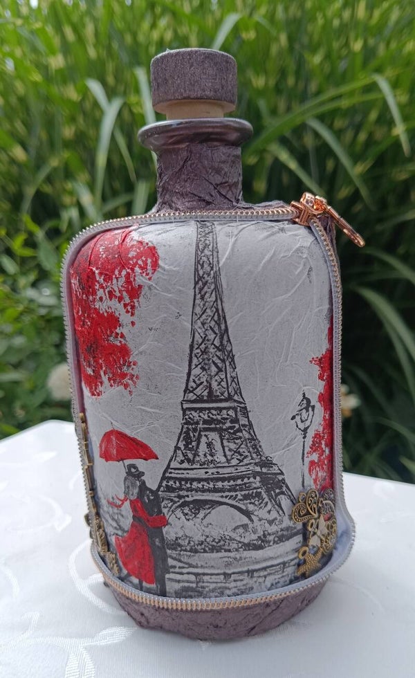 Bauchflasche mit Eiffelturm und Liebespaar (LED möglich)