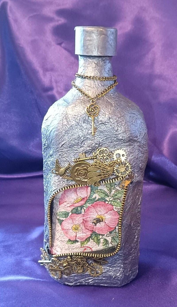Flasche mit Blüten und Hummel