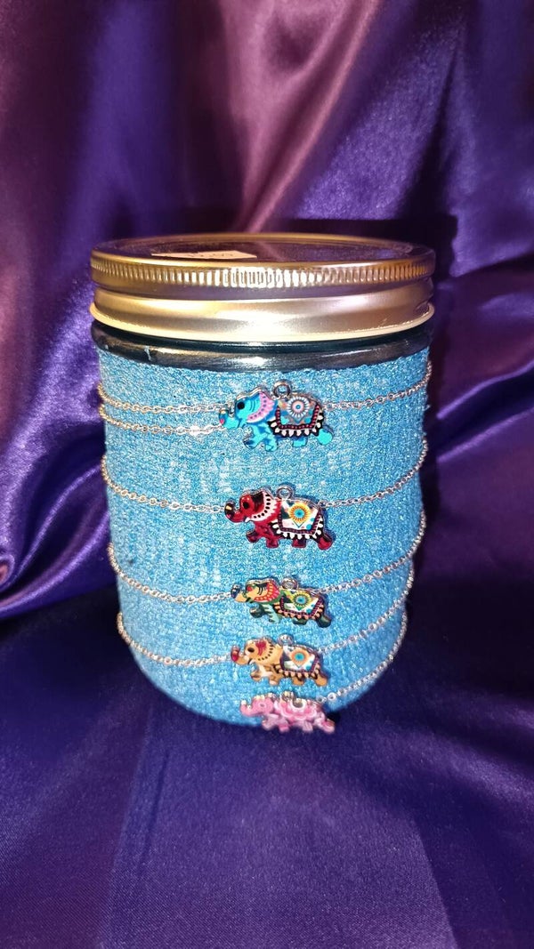 Schraubglas klein, bandagiert mit versilbertem Kettchen, Elefanten