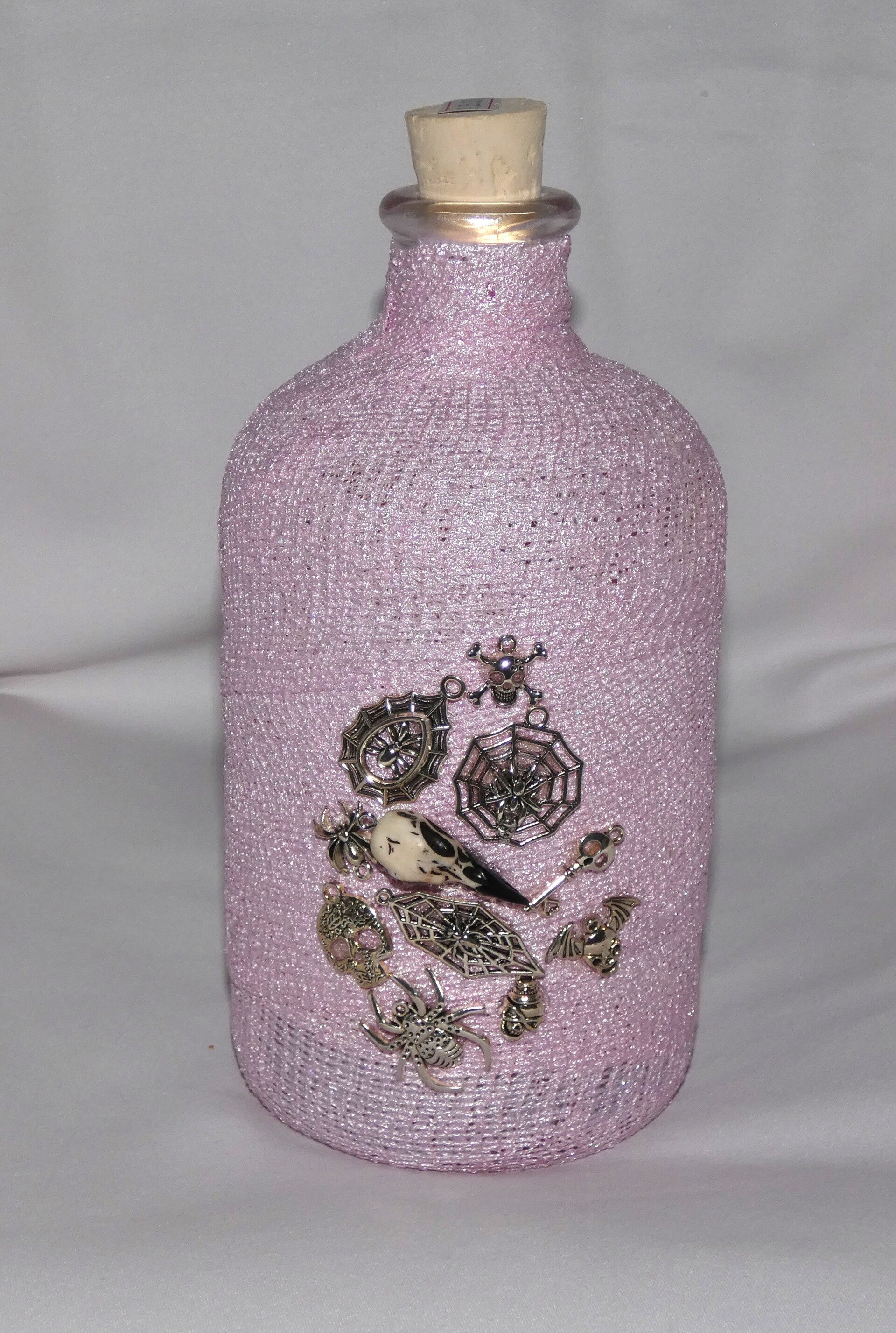 Bauchflasche bandagiert, rosa mit Totenköpfen