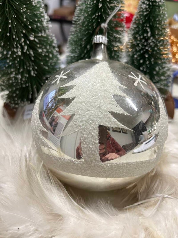 Hele grote bal met deco in wit sneeuw