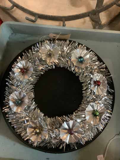 Vintage krans 21 cm zilver met 8 glazen mini balletjes van glas