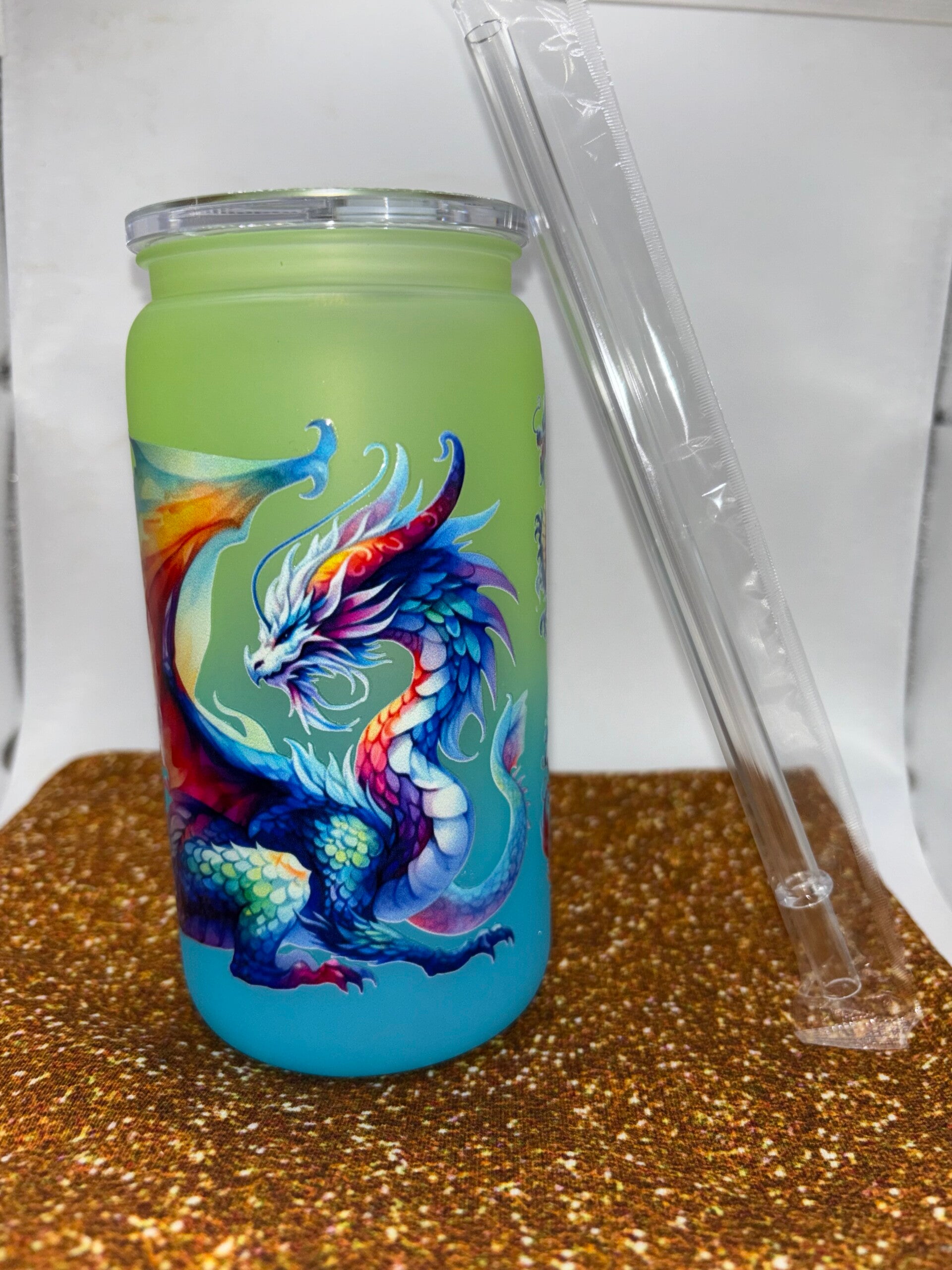 Plastiktrinkbecher mit Strohhalm