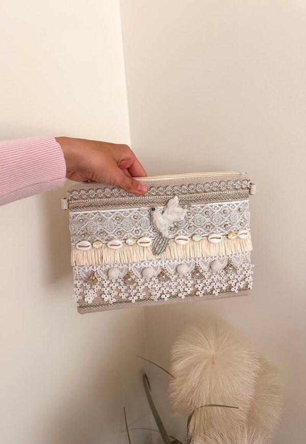 Beige beachy clutch