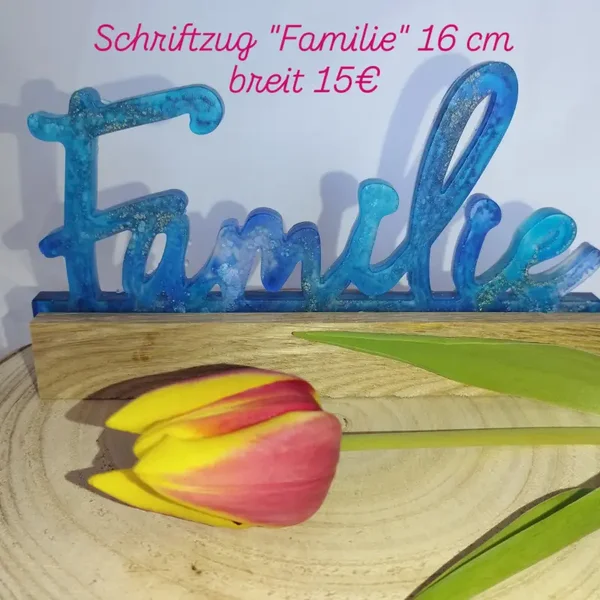 Schriftzug "Familie" mit Holzsockel