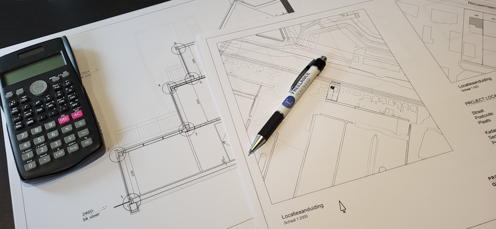 Bouwtekeningen, rekenmachine en pen, foto uit de oorspronkelijke rubriek Wat kost het.