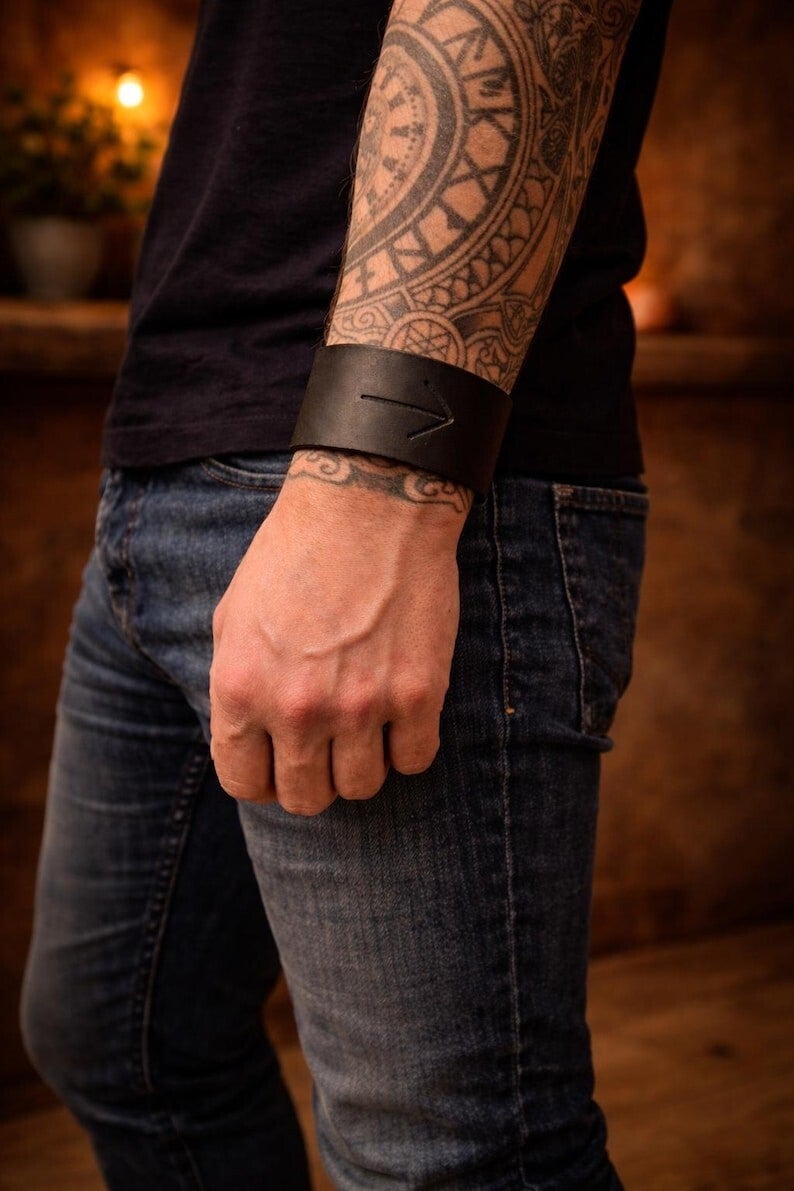 Leren Armband Tiwaz – Rune van Moed en Rechtvaardigheid