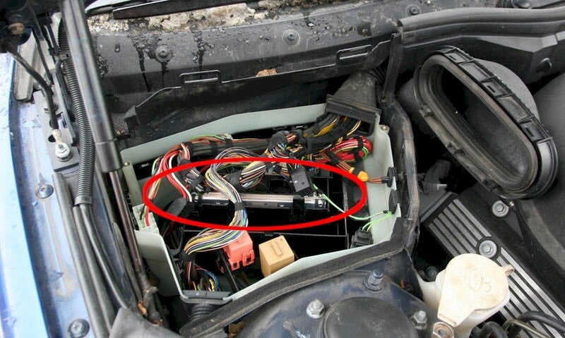bmw e90 ecu locatie
