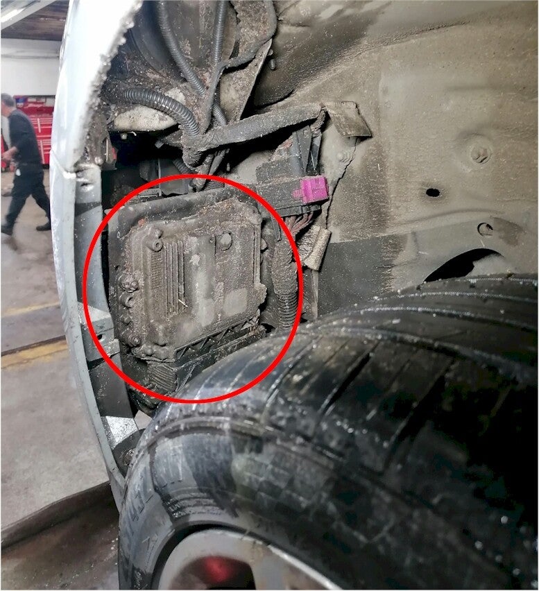 ford ecu locatie binnenkant wielkast
