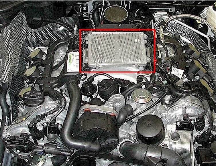 mercedes ecu locatie bovenop motorblok