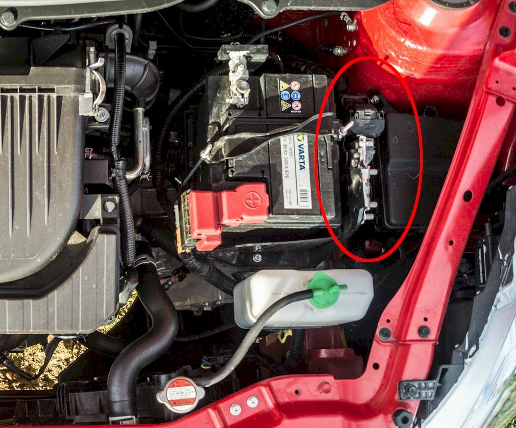 suzuki ecu locatie naast accu