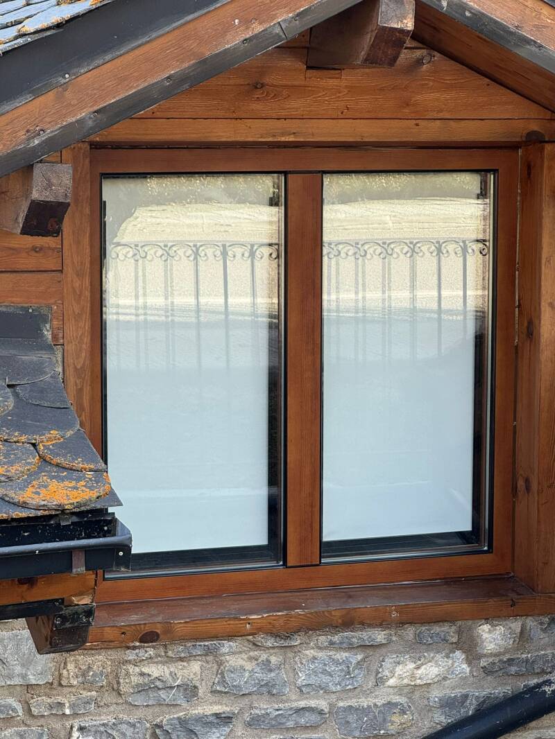 Ventana de aluminio y protección solar interior