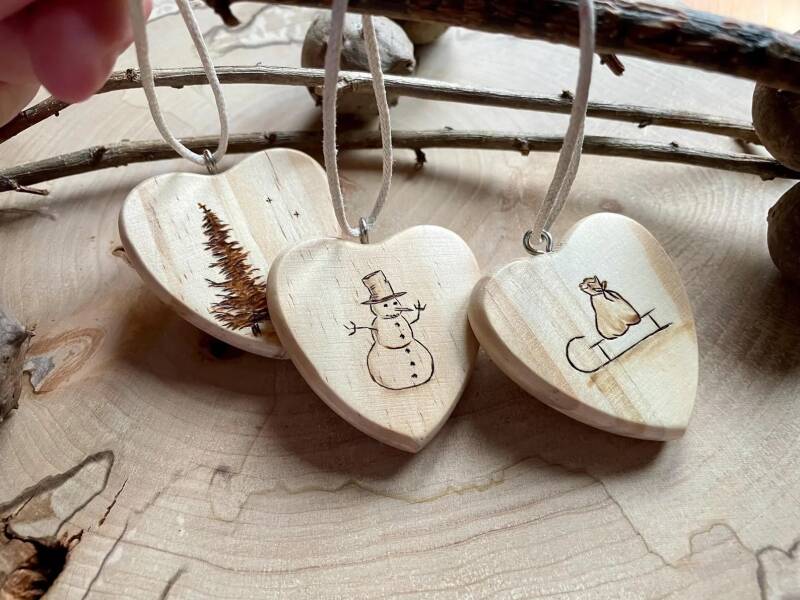 Geschenkanhänger in Herzform mit Weihnachtsmotiven