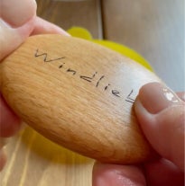 Ein Handschmeichler aus Buchenholz wird mit Leinöl-Firnis eingerieben – die Oberfläche beginnt sanft zu glänzen.