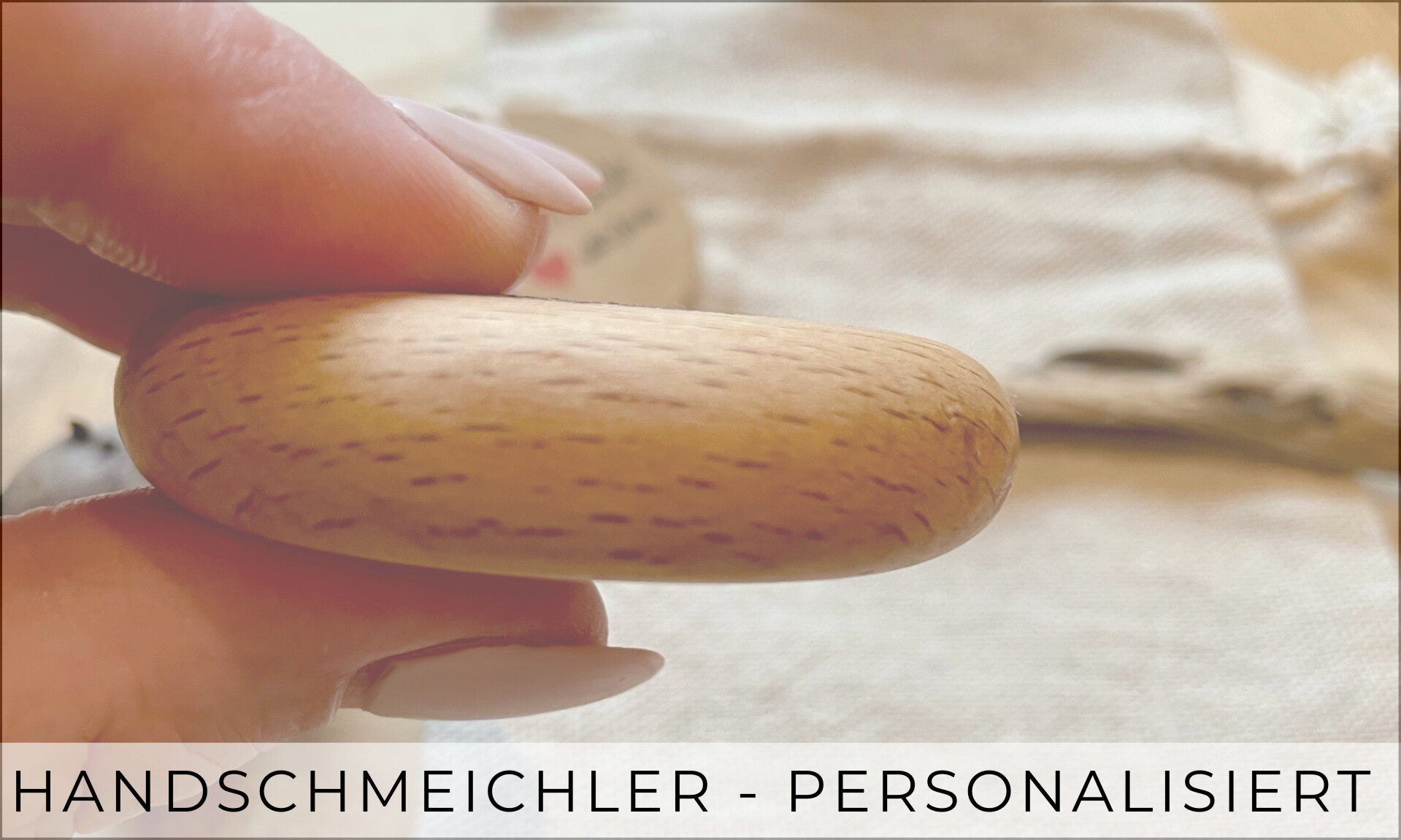 Kleiner Holzkiesel – ein Handschmeichler aus nachhaltiger Buche, seitlich gehalten zwischen zwei Fingern.