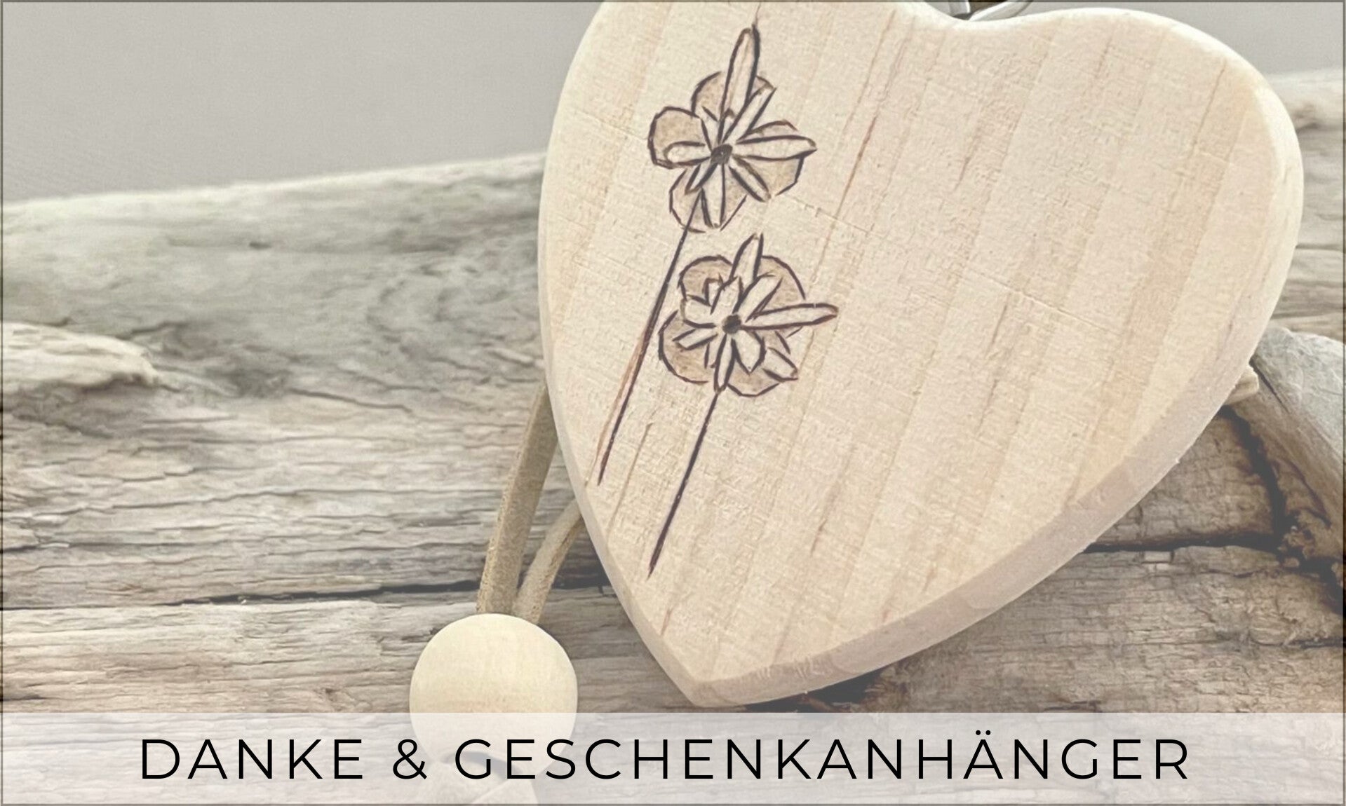 Anhänger aus nachhaltiger Kiefer mit floralem Motiv, verziert durch Brandmalerei.
