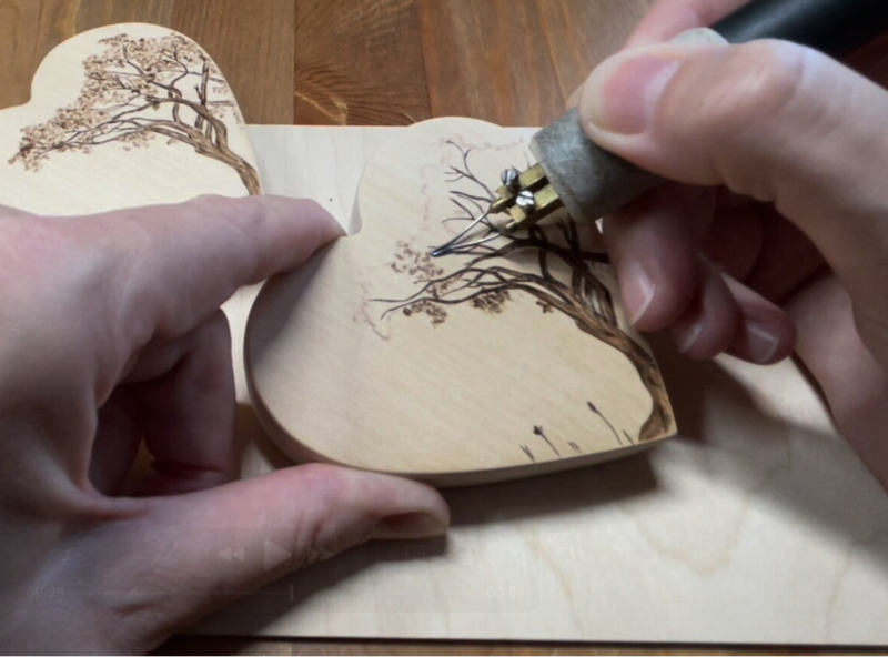 Filigrane Handarbeit: Mit dem Brennstift entsteht ein Naturmotiv auf Holz.