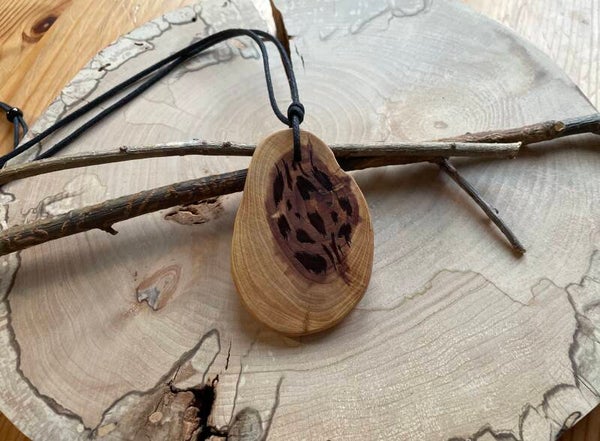 Wacholder „Auge“ – Anhänger mit markanter Ovalform