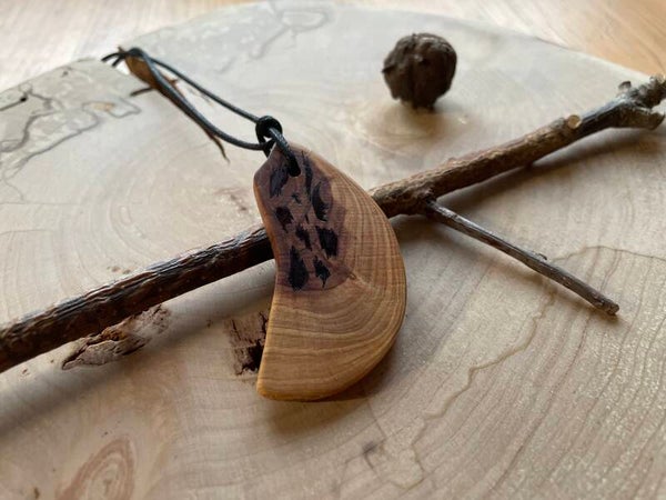 Wacholder „Splitter“ – Anhänger mit geschwungener Form