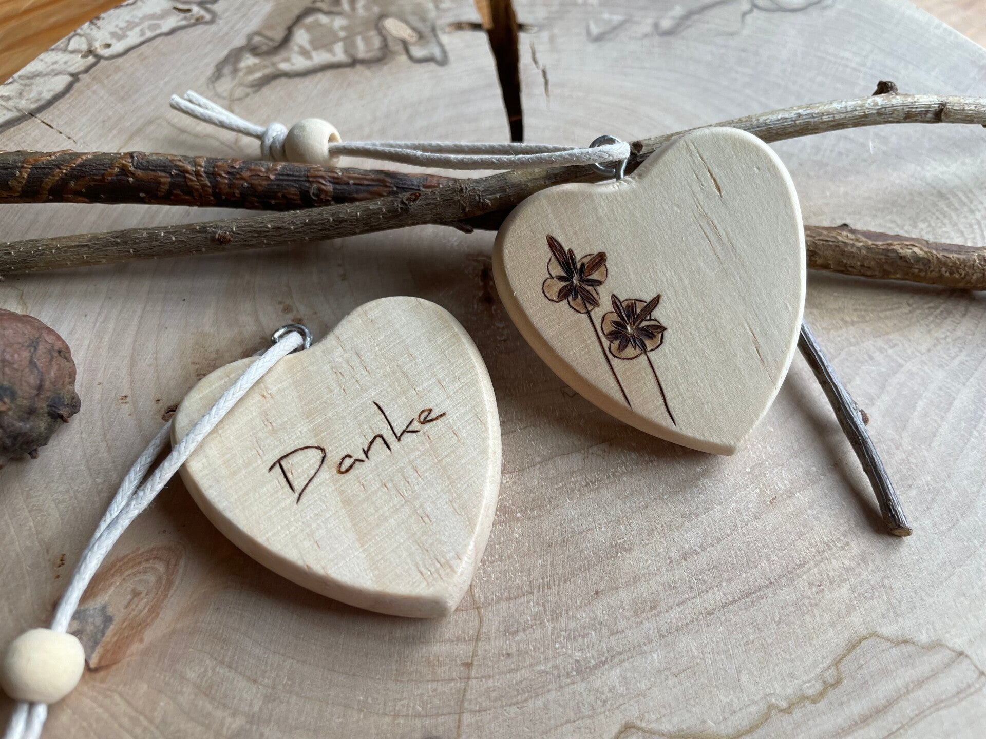 Geschenkanhänger „Danke“ – mit Blumen | Brandgemalt