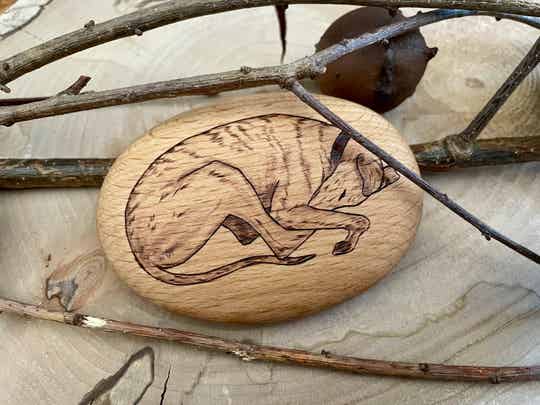 Handschmeichler WINDLIEBE | Windhundkunst: Anmut in jedem Detail | Schlafender Windhund – Brandgemalt