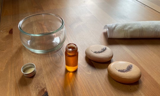 Ein Moment der Pflege – mit Leinöl-Firnis, Tuch und Geduld entsteht aus Holz ein besonders fühlbares Stück.